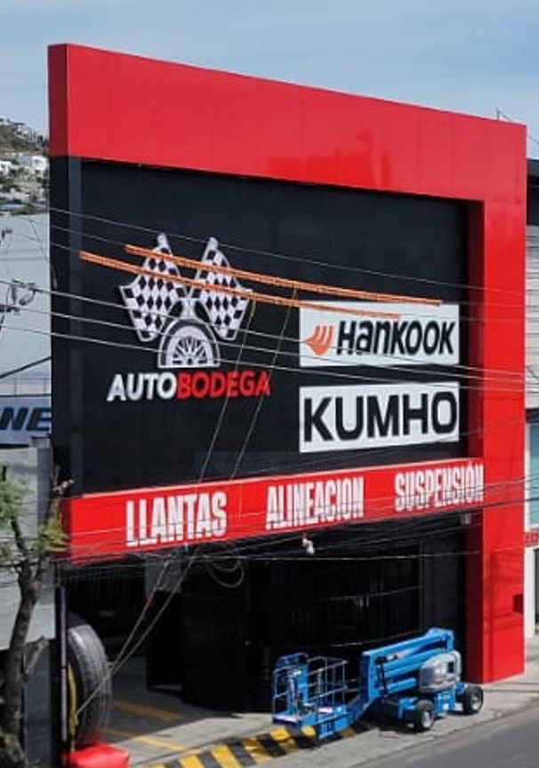 FACHADA ARQUITECTONICA BODEGA DE LLANTAS - Comercial en Queretaro